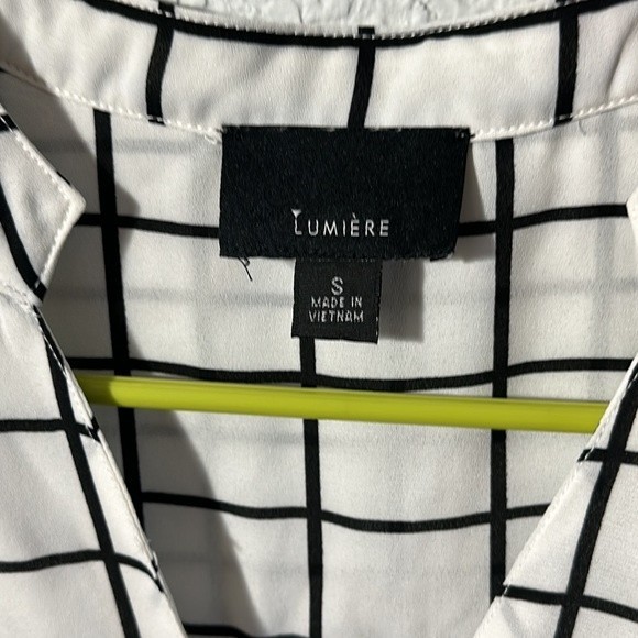 Lumiere button down sheer sleeveless blouse - Picture 4 of 5